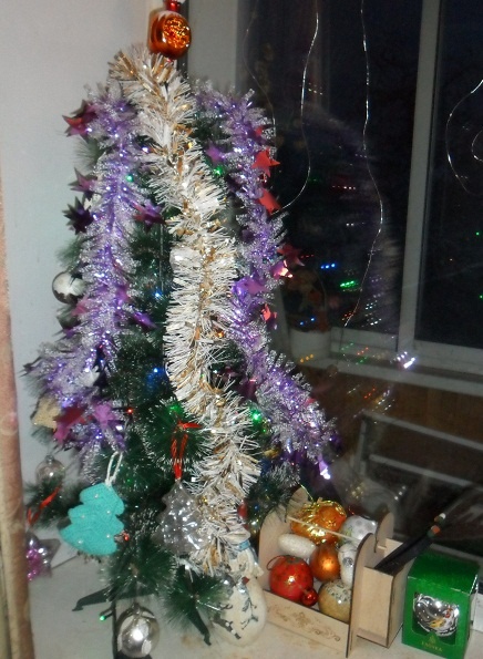 Моя скромная елочка. Кошек не интересует совершенно!