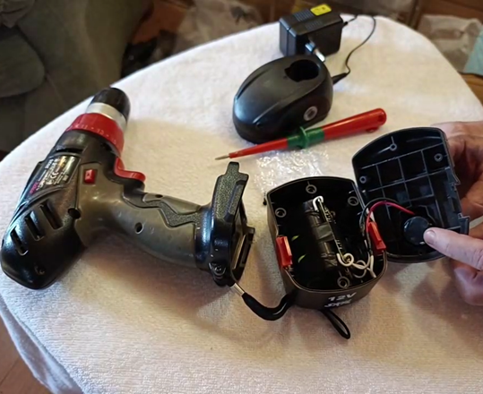 Новые аккумуляторы типа 18650 с платой защиты установлены в корпусе. Остался один старый элемент для фиксации контактов.