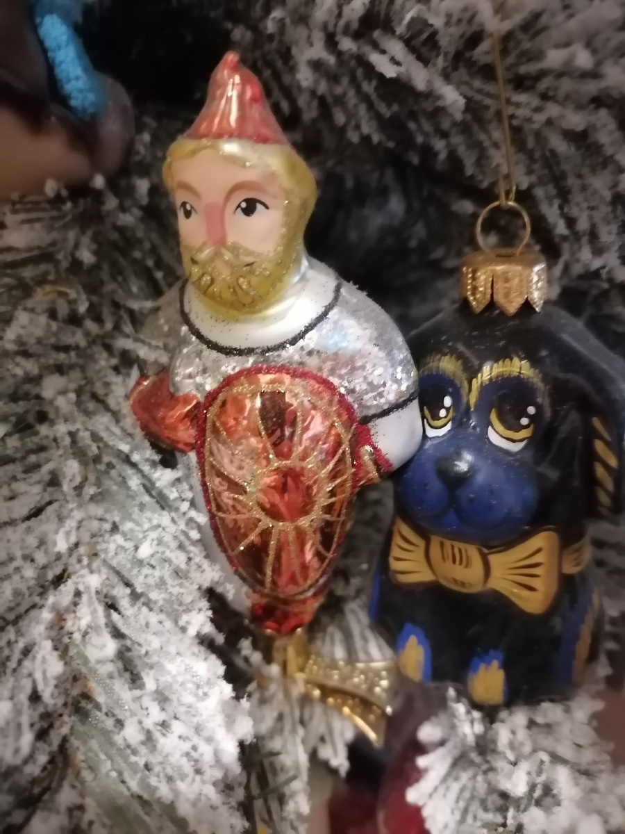 Елочная игрушка - определенно "лишнее". Хрупкое и бесполезное - только любоваться.