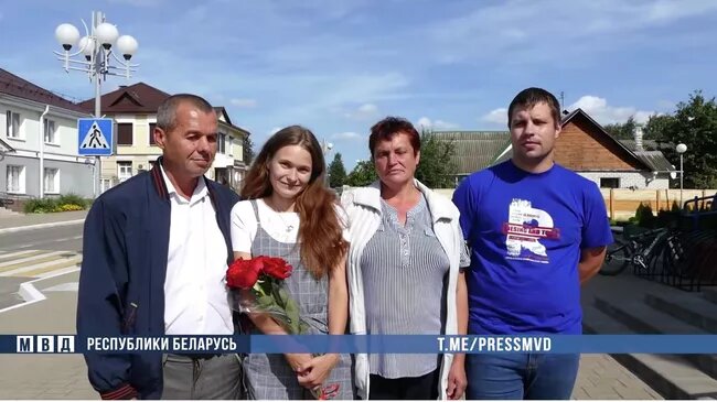 Юлия с биологическими родителями и женихом фото из открытых источников