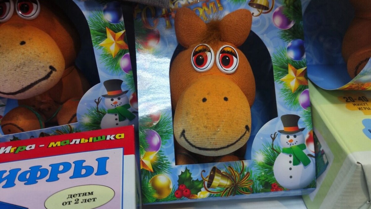    Ребенку на Новый год можно подарить смешного "Травянчика", у которого со временем на голове вырастает травка - "грива"    rostovgazeta.ru