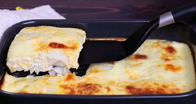 Домашнее рыбное блюдо с ресторанным акцентом: простой рецепт запечённой рыбы в сливках с сыром