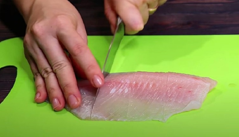 Домашнее рыбное блюдо с ресторанным акцентом: простой рецепт запечённой рыбы в сливках с сыром