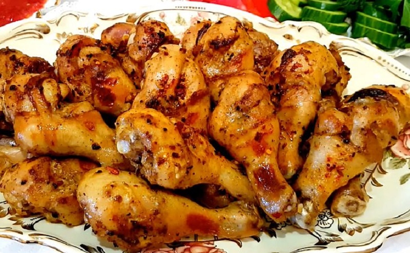 Идеальная золотистые куриные голени: обычная ложка мёда в маринаде делает блюдо незабываемым