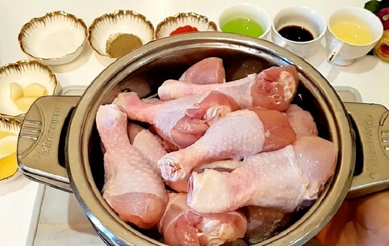 Идеальная золотистые куриные голени: обычная ложка мёда в маринаде делает блюдо незабываемым