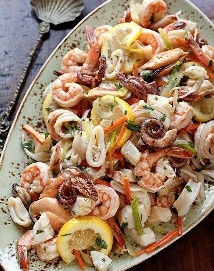 Морская симфония вкуса: создаем салат с дарами моря - креветками и кальмарами