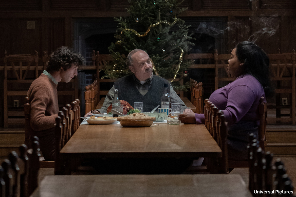 Пол Джаматти в роли Пола Ханэма, Доминик Сесса в роли Ангуса Талли и Давайн Джой Рэндольф в роли Мэри Лэм в фильме «Оставленные» 2023 г. (режиссёр - Александр Пэйн)