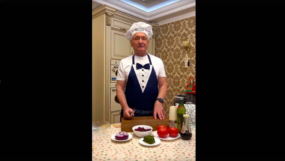    «Петрович - на ПП!»: Сергей Маненков поделился рецептом легкого новогоднего салата