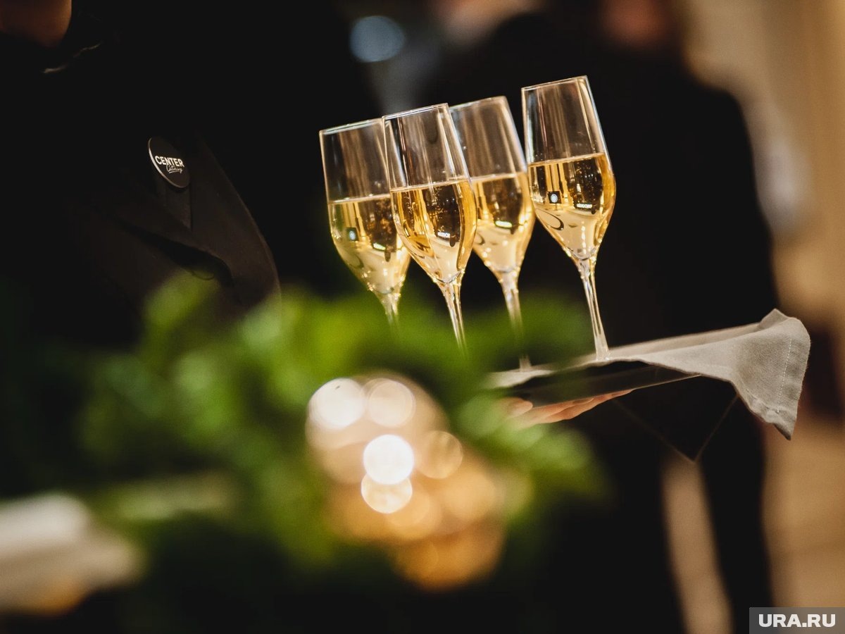     Пережить похмелье (похмельный синдром) можно, сочетая медикаментозную помощь, рекомендации по режиму, питанию и физической активности