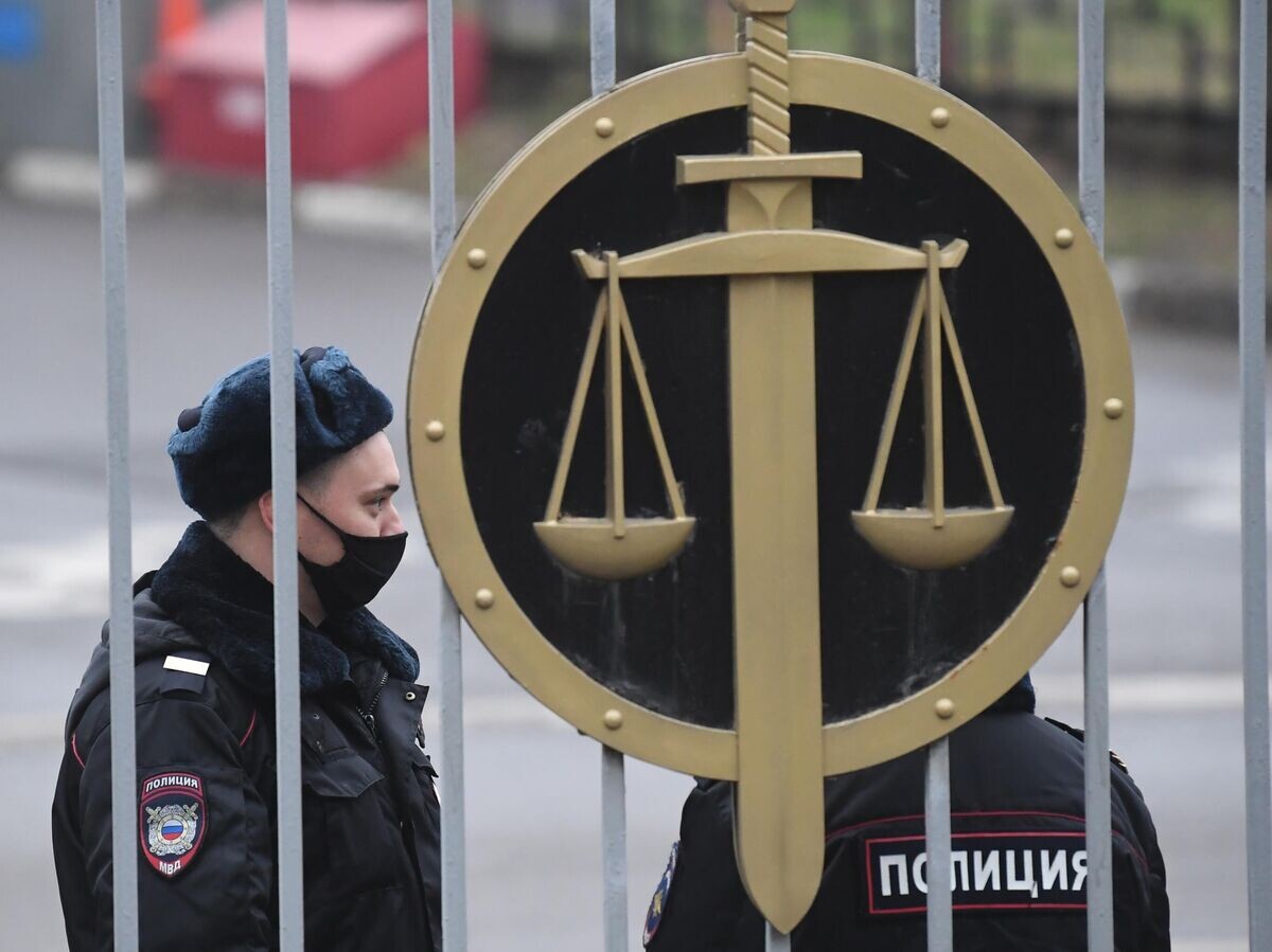    Полицейские у здания суда | © РИА Новости / Илья Питалев