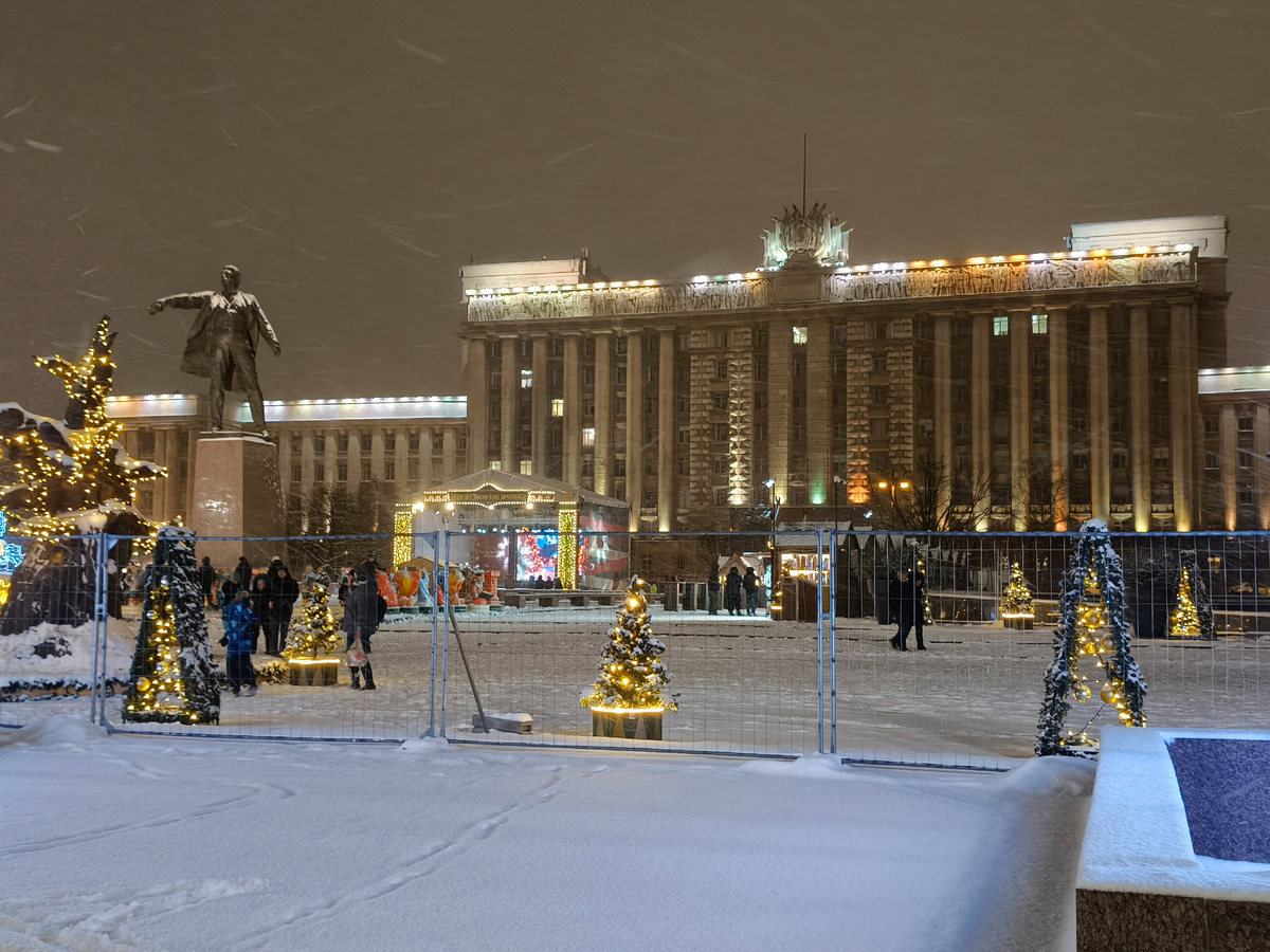 Дворец Советов и новогодняя ярмарка