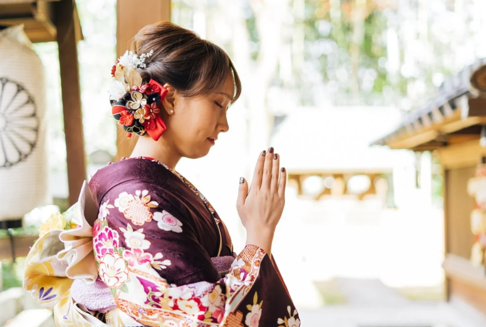 Европейцам трудно привыкнуть хлопать два, а не три раза. Христинские привычки, что три святое число...