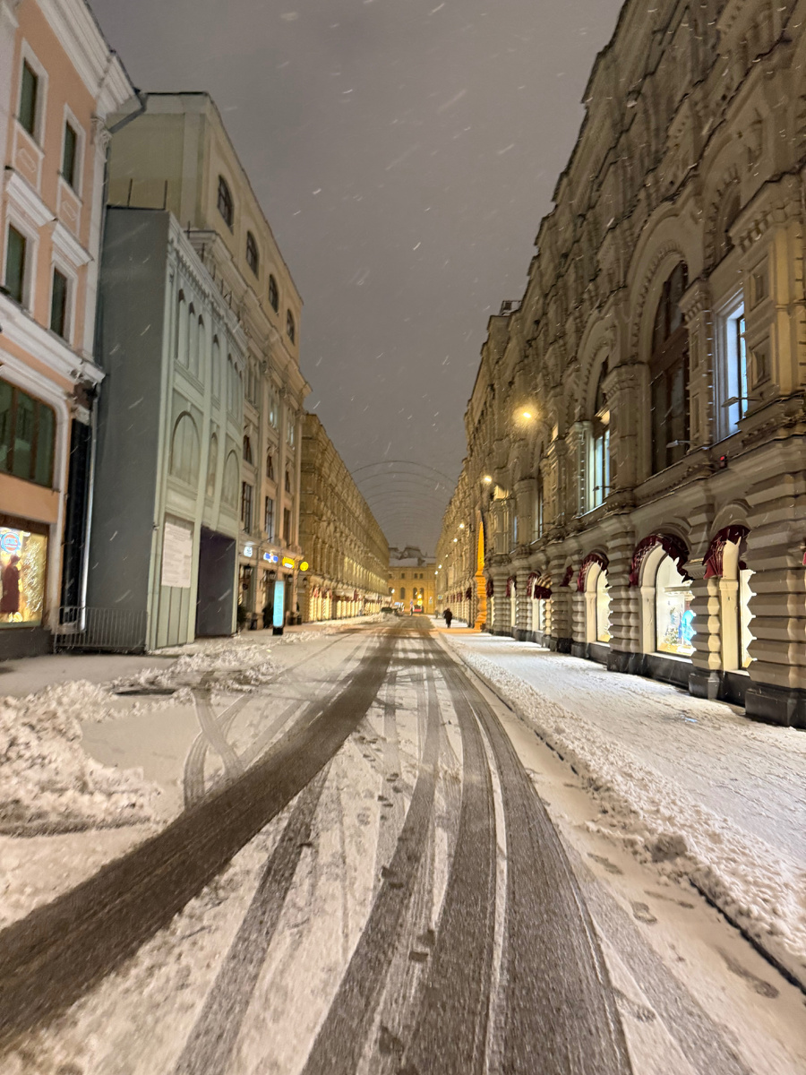 Справа ГУМ.