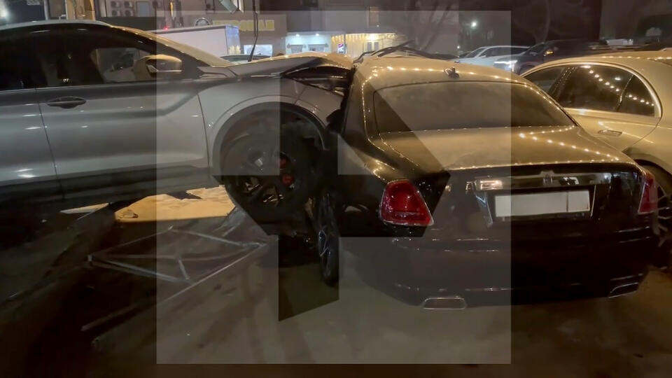     Кроссовер протаранил припаркованный Rolls-Royce в Махачкале РЕН ТВ