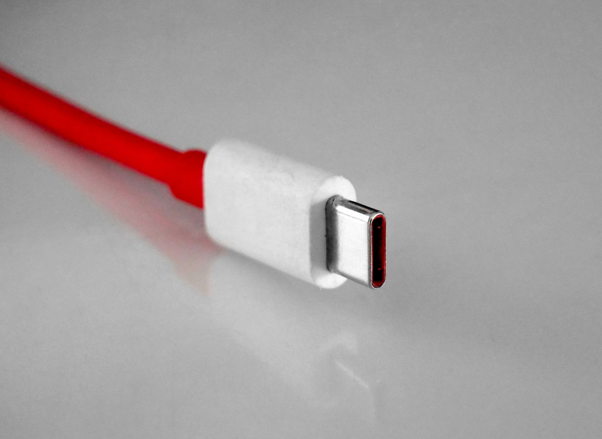    USB-C — компактный двусторонний разъём. Фото: Santeri Viinamäki (CC BY-SA 4.0, Wikimedia Commons).