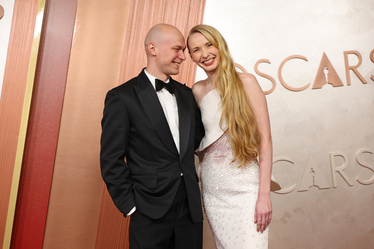     Юра Борисов с супругой на церемонии вручения премии «Оскар» / Gettyimages.ru / Mike Coppola