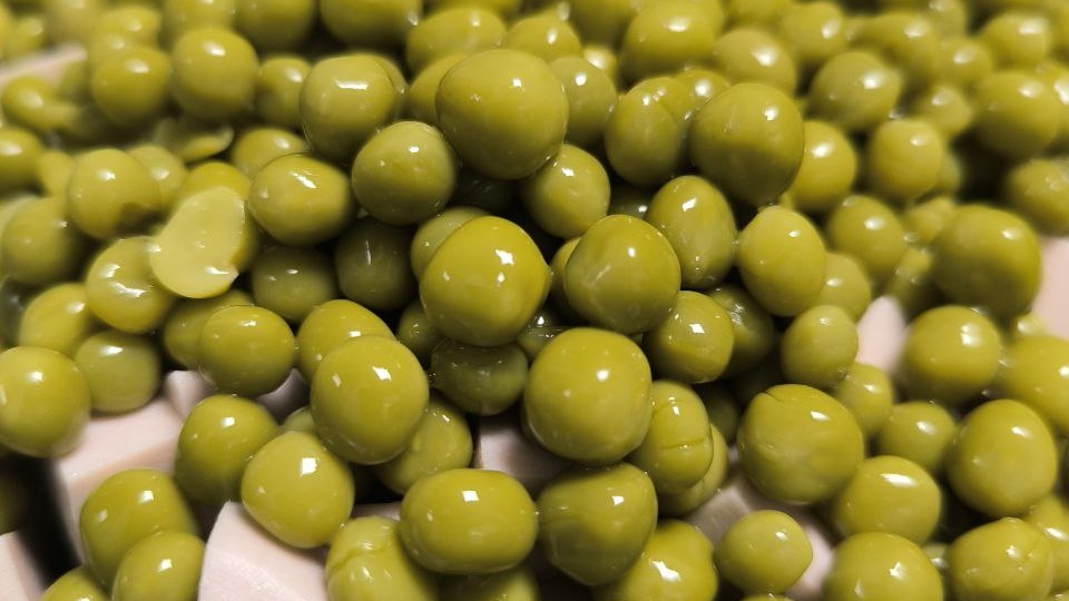 Я на новый год всегда делаю оливье, нравится оно мне, не могу отказаться