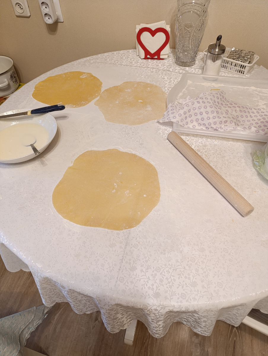 Только начала готовить коржи,тонкие на торт.Сам торт покажу завтра.Заходите🤓