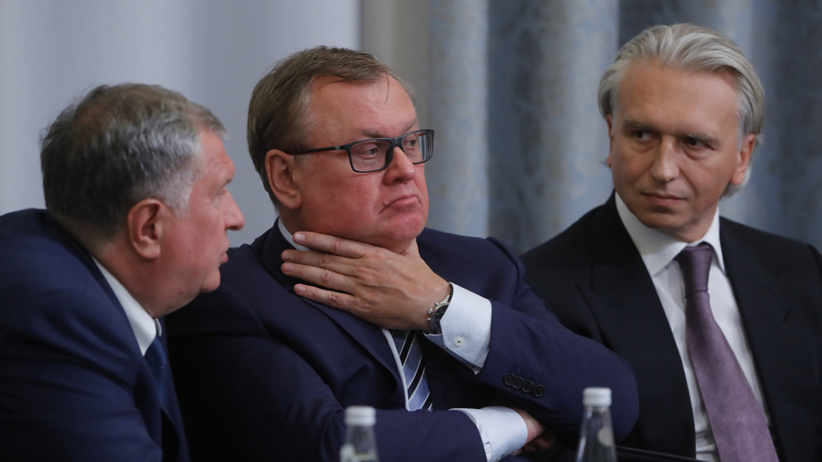 Российские банки усложнили снятие крупных сумм через банкоматы