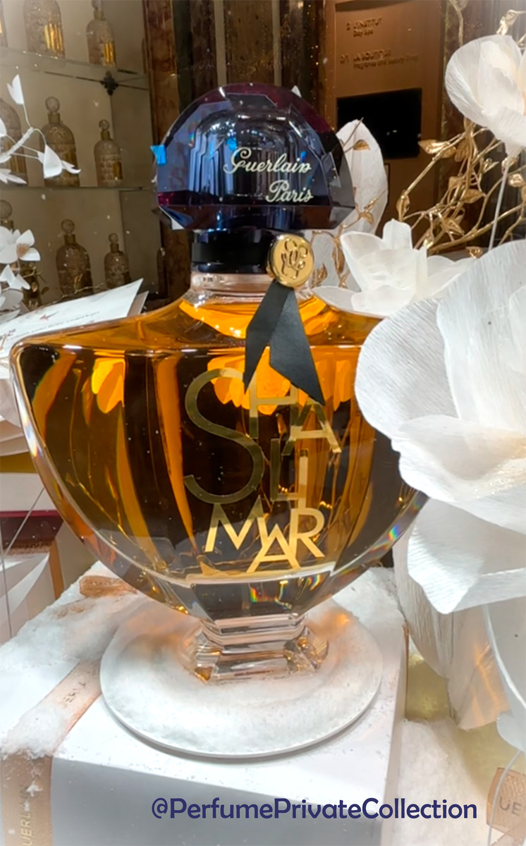  Shalimar L’ESSENCE в витрине бутика Герлен на Елисейских полях, Париж, декабрь 2025 года.