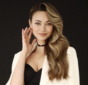 
Главный тренд макияжа для новогодней ночи — новая философия макияжа: важны не столько цвета и формы, как энергия и ощущения, которые дарит макияж, а именно, чувство легкость, уверенности, и внутренней свободы , уход от идеальности (ассоциируем с лошадью). В приоритете не яркие, тяжелые, кричащие макияжи, а легкость, позволяющая оставаться собой пусть даже с яркими акцентами, отмечает Елена.