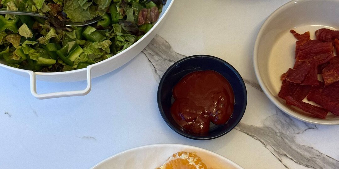 особо стол не успела сфоткать, так как сели уже в последнюю минуту вхахха в прошлый год смотрели трансляцию с чонро, такой район, там есть