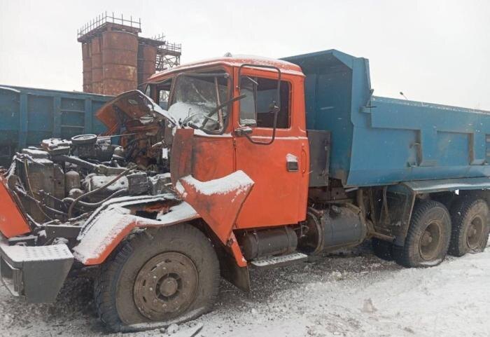 В Сватово фиксируются регулярные атаки дронов. В результате очередного удара по территории ГУП ЛНР «Луганский автодор» повреждены пять единиц спецтехники, источник Телеграм-канал KRM РФ