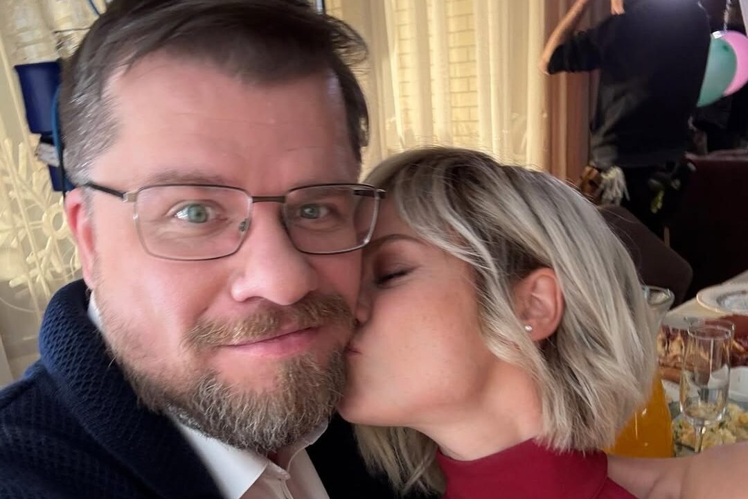     «Похожа на Патрисию Каас»: Катерина Ковальчук после преображения сделала романтические фото с Гариком Харламовым