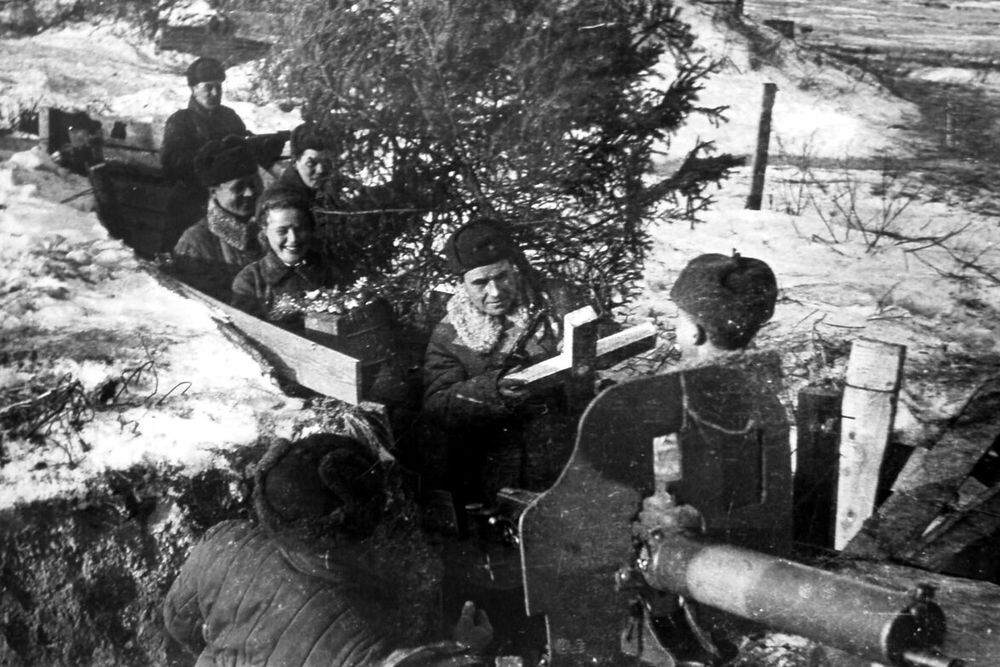    Бойцы Ленинградского фронта получают новогоднюю елку. 29 декабря 1942 г. / Фото: Елена Эварт / Архив музея школы № 238