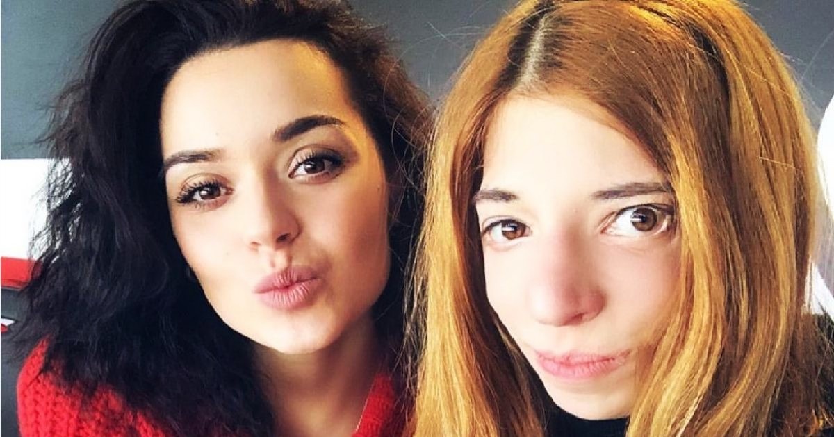 Аделина с сестрой.
