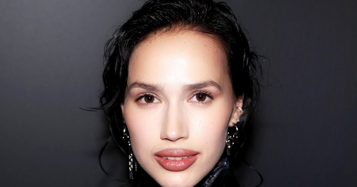 Версия выглядела сырой и быстро рассыпалась под давлением фактов и здравого смысла.
