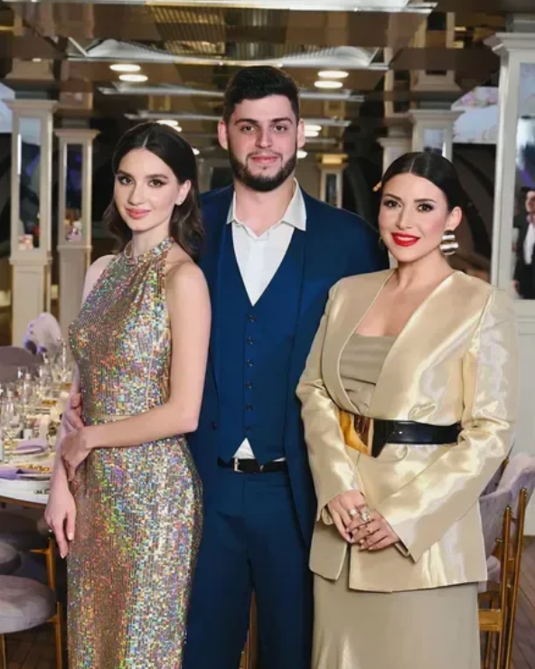 Певица Жасмин с сыном и невесткой из открытого источника яндекс фото