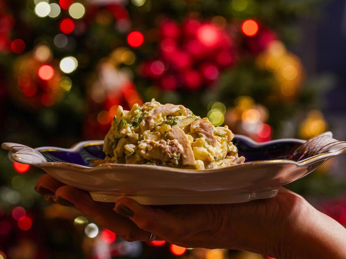    Салат "Оливье" на фоне новогодней елки | © РИА Новости / Александр Вильф