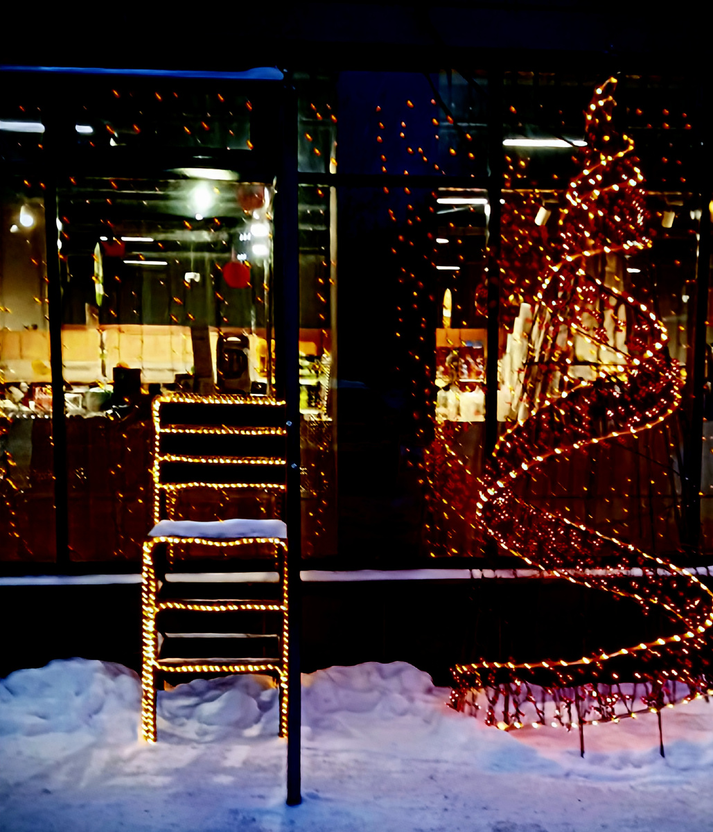 Это Рыбинск. Елка у универмага "Дружба". Фото: канал " Сергей Насекайло. Заметки инвалида по зрению".