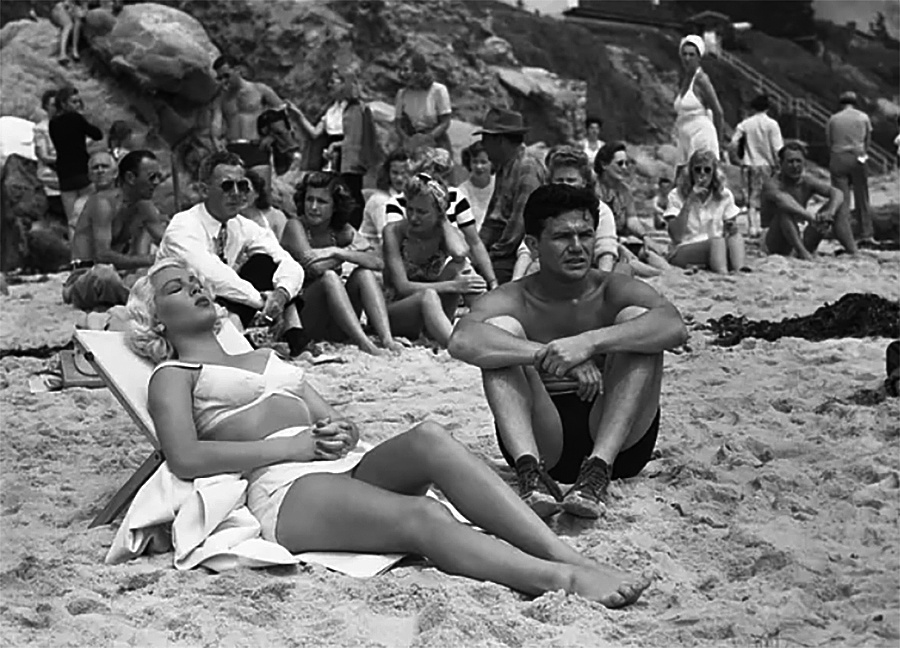 Лана Тернер с Джоном Гарфилдом отдыхают на пляже Лагуна-Бич, Калифорния