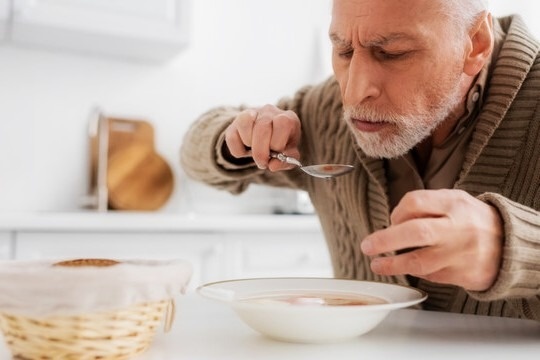 Он считал, что постоянные жесткие ограничения создают стресс, а стресс для сердца опаснее лишнего кусочка хлеба.
