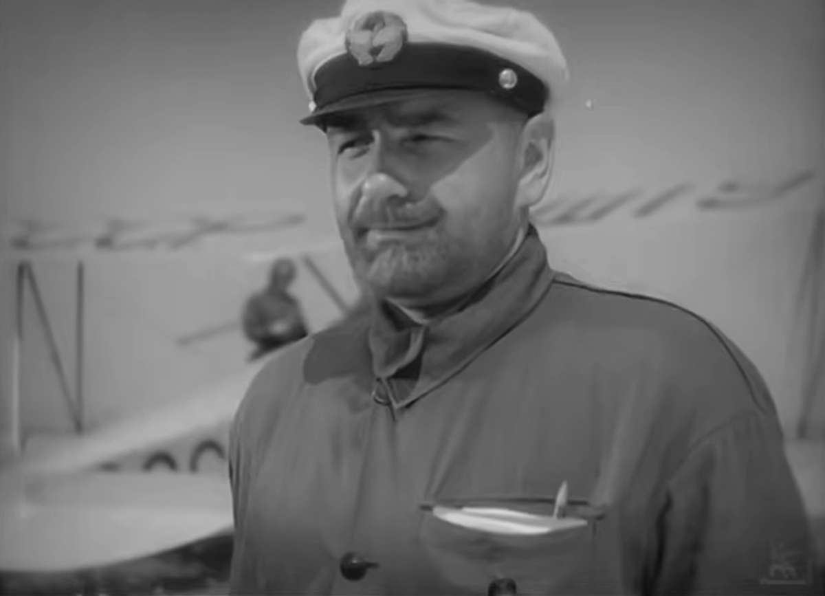 Кадр из фильма "Лётчики": Борис Щукин в образе начальника авиашколы Рогачёва