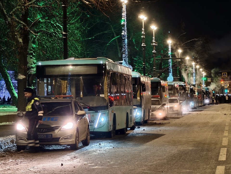    Автобусы расположены так, чтобы не мешать движению людей. Алексей БУЛАТОВ