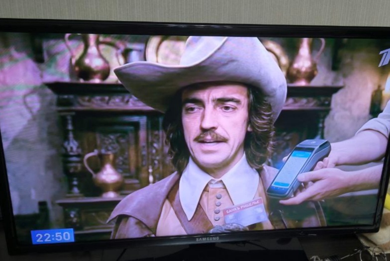 Занятная карточка у Д'Артаньяна. Так сразу и не рассмотришь эту занятную деталь. Фото: Вадим Алексеев. 