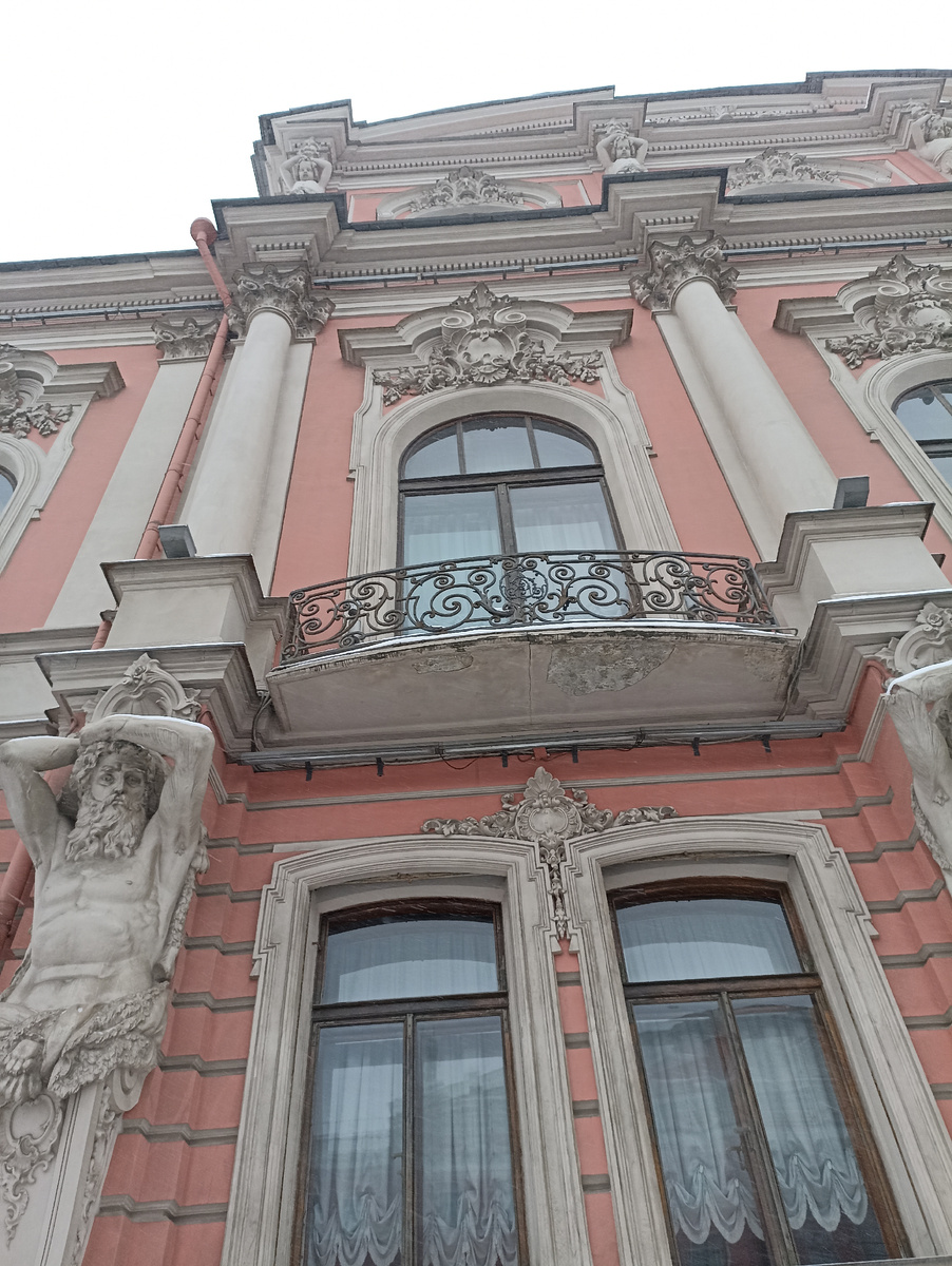 Атланты, украшающие дворец Белосельских Белозерских 