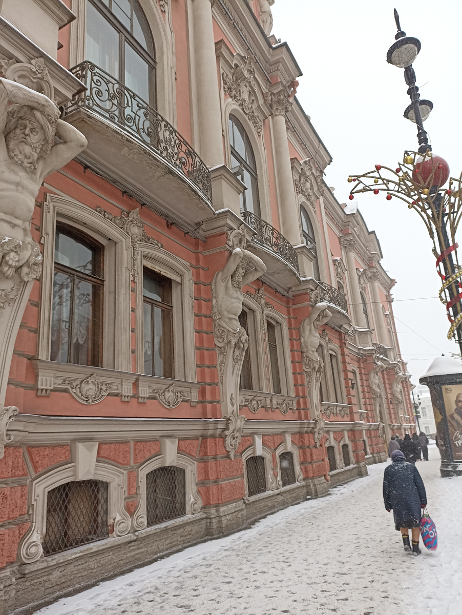 Балконы дворца 