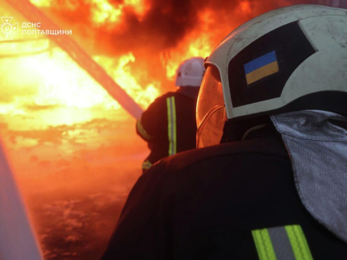    Украинские пожарные тушат пожар на объектах промышленной и энергетической инфраструктуры | © Фото : ГСЧС Украины