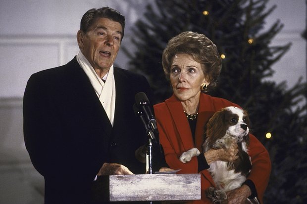    Президент США Рональд Рейган и первая леди Нэнси Рейган в Белом доме, Вашингтон, США, декабрь 1985 года. Фото: Diana Walker / Getty Images