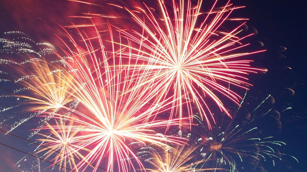    Жители Ростова массово запустили фейерверки в Новый год, несмотря на запрет   1MI