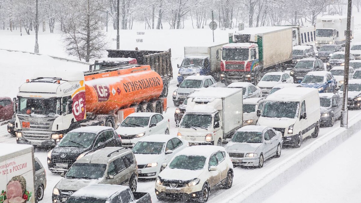    Пробка на МКАД зимой. Фото Nick N A / Shutterstock.com