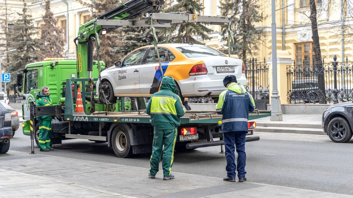  Эвакуация каршерингового автомобиля. Фото Ultraskrip / Shutterstock.com