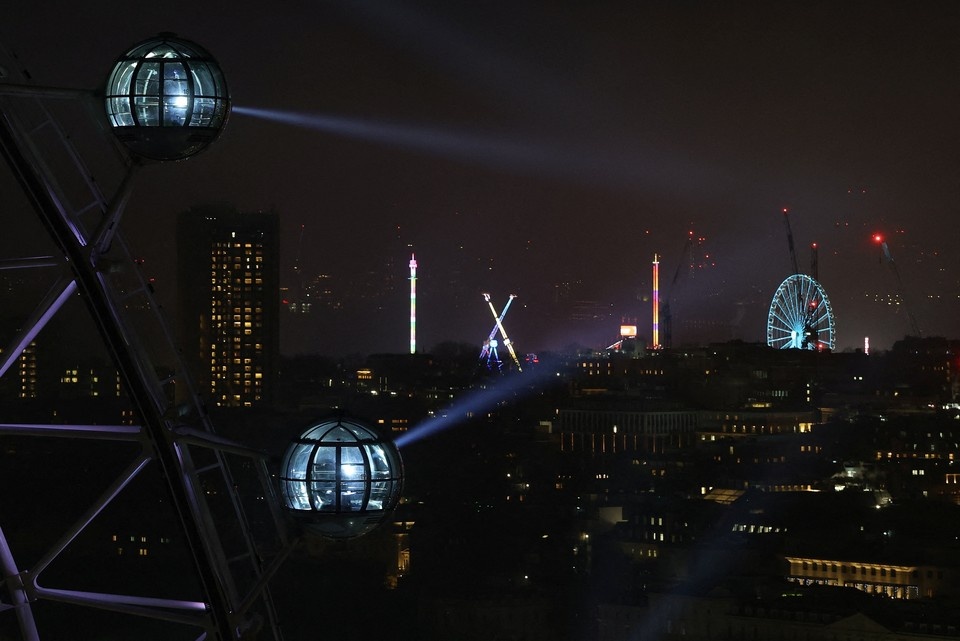    Лондонцев не пустили в общественные парки в новогоднюю ночь. REUTERS