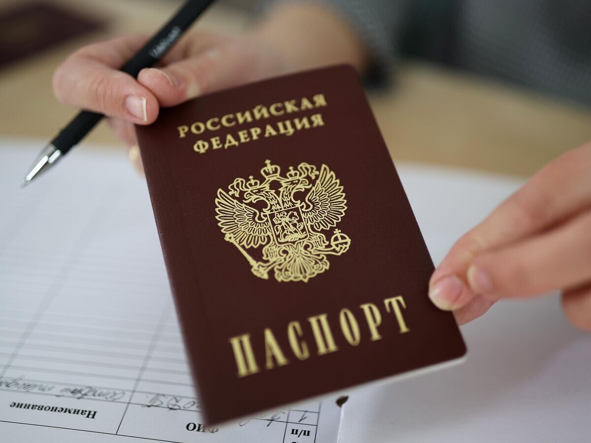    Паспорт ученика во время сдачи ЕГЭ | © РИА Новости / Виталий Тимкив