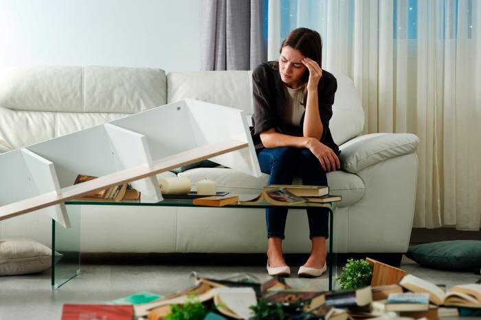 Юрист рассказала, как компенсировать убытки, если на Новый год арендатор испортил имущество. Обложка © Shutterstock / FOTODOM / Pheelings media