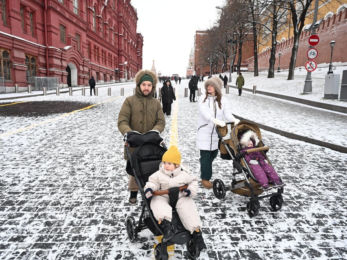    Люди гуляют по Красной площади в Москве | © РИА Новости / Илья Питалев